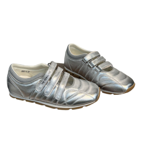 Damen Sportliche Sneaker mit praktischem Klettverschluss und glänzender Oberflächenstruktur EB