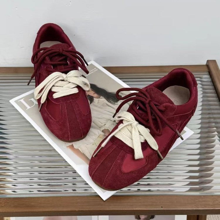 Damen Sportliche Sneakers mit weichem Wildleder-Obermaterial und modischem Schnürsystem EB
