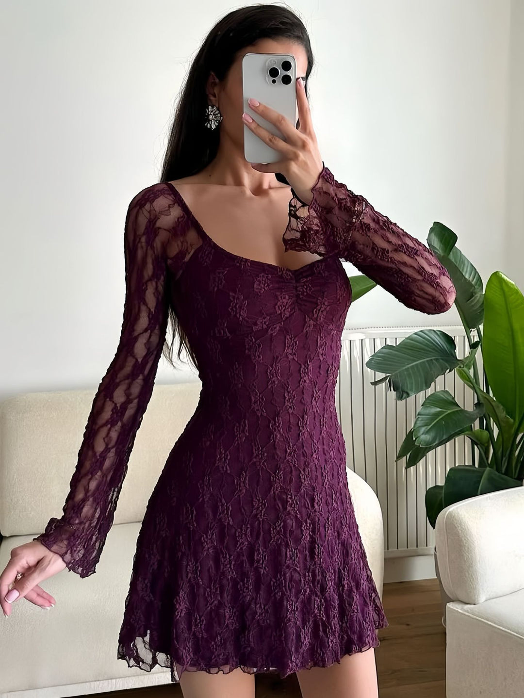 Damen Spitzenkleid mit langen Ärmeln und transparentem Detail EB