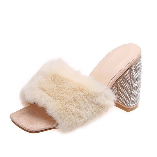 Damen Glamouröse Mules mit kuscheligem Kunstfell und glitzerndem Absatz EB