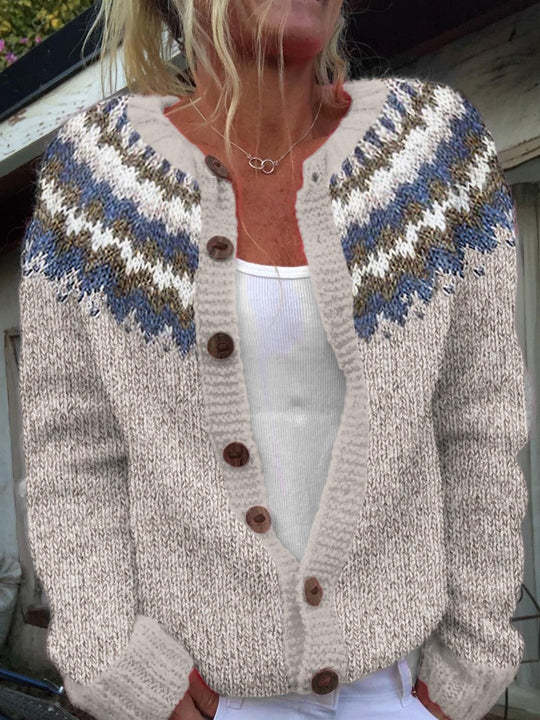 Damen nan gemusterte Strickjacke mit Rundpasse, Holzknöpfen und Eingrifftaschen EB