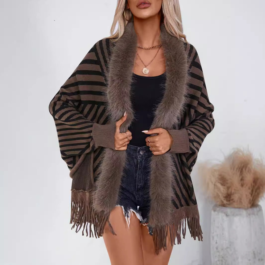 Damen Strickponcho mit elegantem Kunstfellkragen und fransigem Design EB