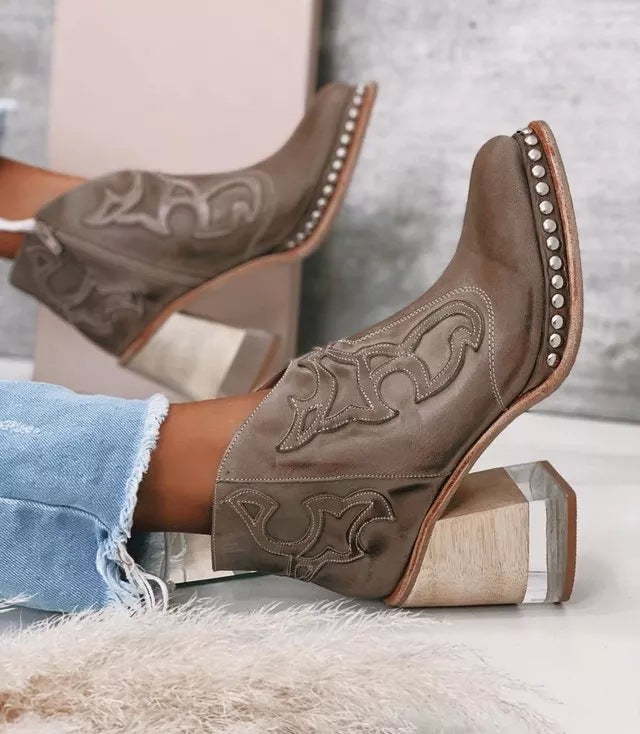 Damen nan Western-Ankleboot mit aufwendigen Stickereien, Nietenrand und transparentem Blockabsatz EB