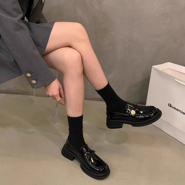 Damen elegante Lackleder-Mokassins mit goldener Schnallenverzierung EB