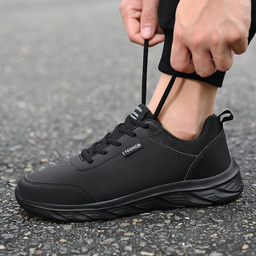 Herren nan schlanker City-Sneaker mit wasserabweisender Kunstlederoberfläche, stoßabsorbierender EVA-Zwischensohle und gepolstertem Fersenkragen EB