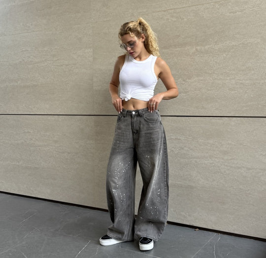 Damen Weite High-Waist Jeans mit kreativen Farbklecksen EB
