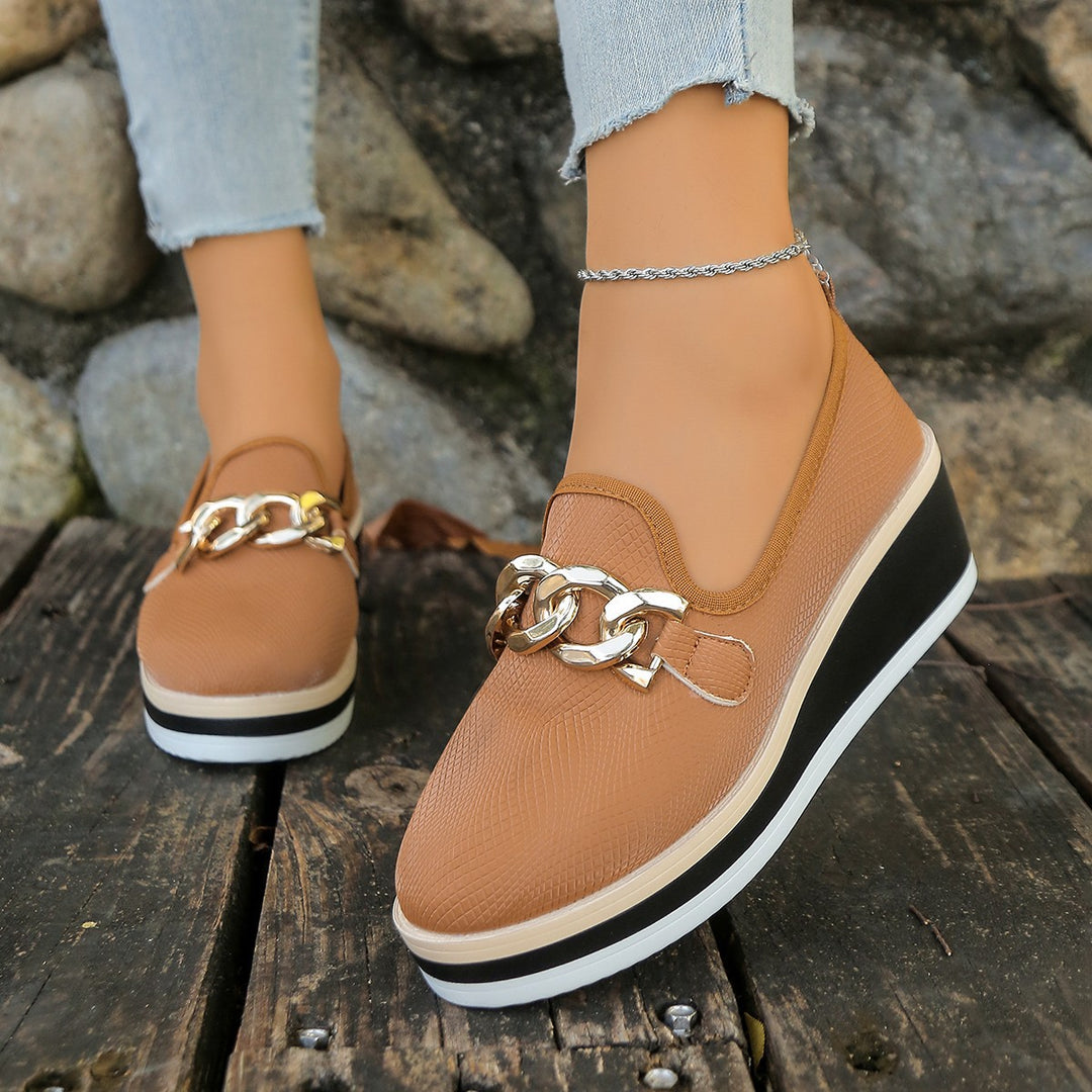 Damen slip-on Plateau-Loafer mit dekorativer Metallkette, strukturiertem Kunstleder und gepolstertem Komfortfußbett EB