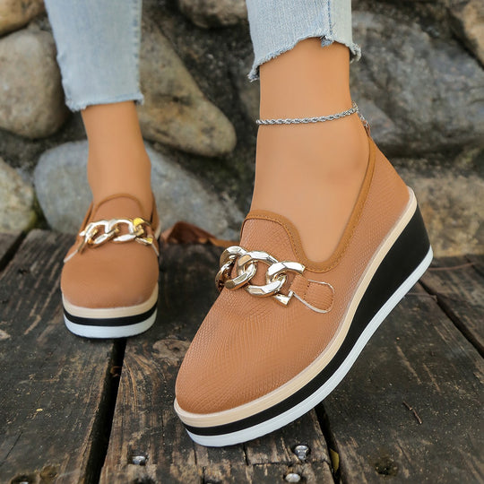Damen slip-on Plateau-Loafer mit dekorativer Metallkette, strukturiertem Kunstleder und gepolstertem Komfortfußbett EB