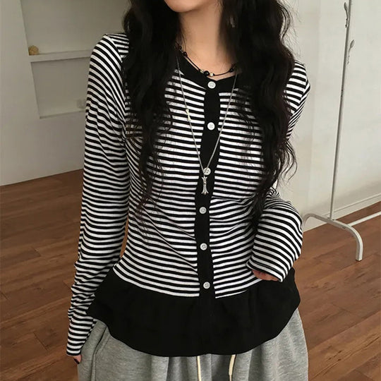 Damen nan feiner Kurzcardigan mit Knopfleiste, Spitzenkragen und welligem Saum EB