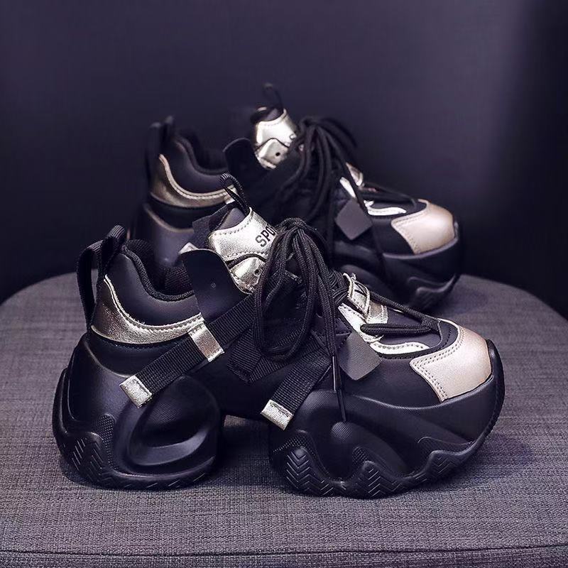Damen Sportliche Sneaker mit innovativem Dämpfungssystem und futuristischem Design EB