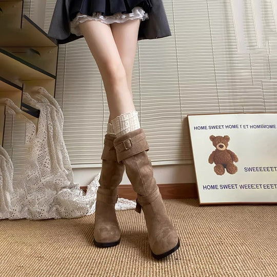 Damen Schlupfstiefel mit modischer Schnallenverzierung und elegantem Faltenwurf EB
