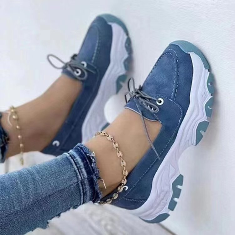 Damen Chunky-Plateau-Sneaker mit perforiertem Velours, gepolstertem Komfortfußbett und Metallic-Fersenaufbau EB