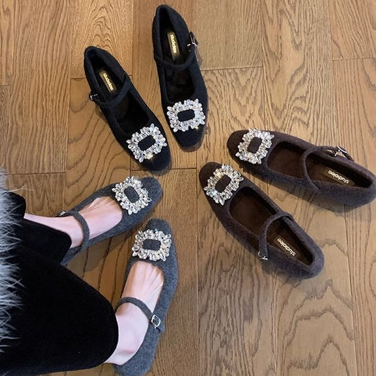 Damen Ballerina-Schuhe mit funkelnden Strassdetails und nostalgischem Riemenverschluss EB