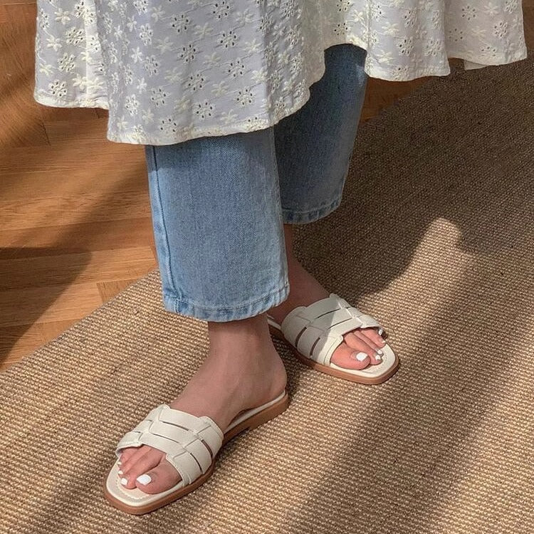 Damen Flache Riemensandalen mit geflochtenem Design und ergonomischem Fußbett EB