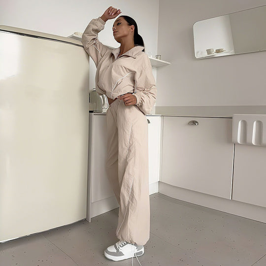 Damen Sportliche Oberbekleidungs-Kombination mit Windjacke und weiteren Beinkleid EB