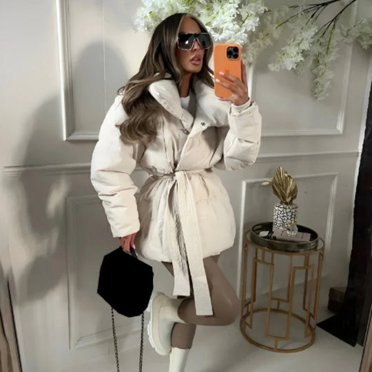 Damen Modische Daunenjacke mit breitem Kragen und taillierbarem Gürtel EB