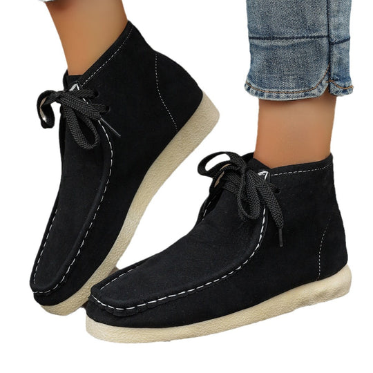 Damen knöchelhoher Mokassin-Boot mit Wildlederoptik, getragener Moccasin-Naht, dämpfender Crepe-Laufsohle und robusten Schnürsenkeln EB