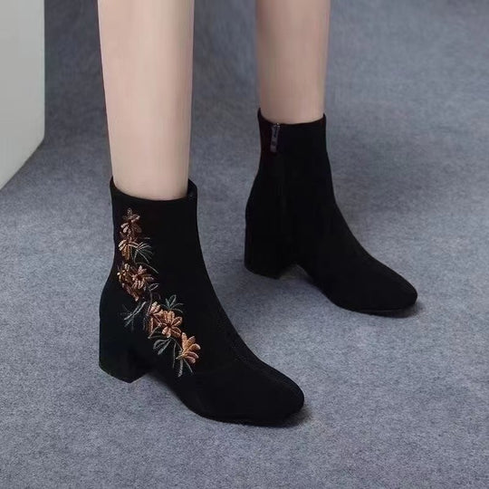 Damen Elegante Stiefeletten mit floraler Stickerei und modischem Blockabsatz EB