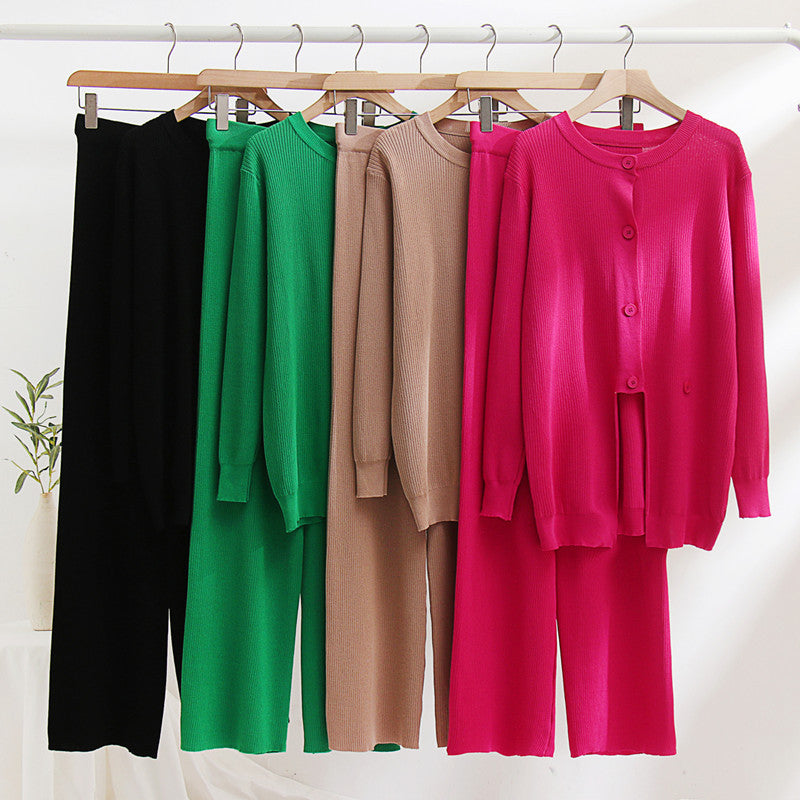 Damen strickendes Loungewear-Set mit feinem Rippmuster und herausragenden Knopfdetails EB