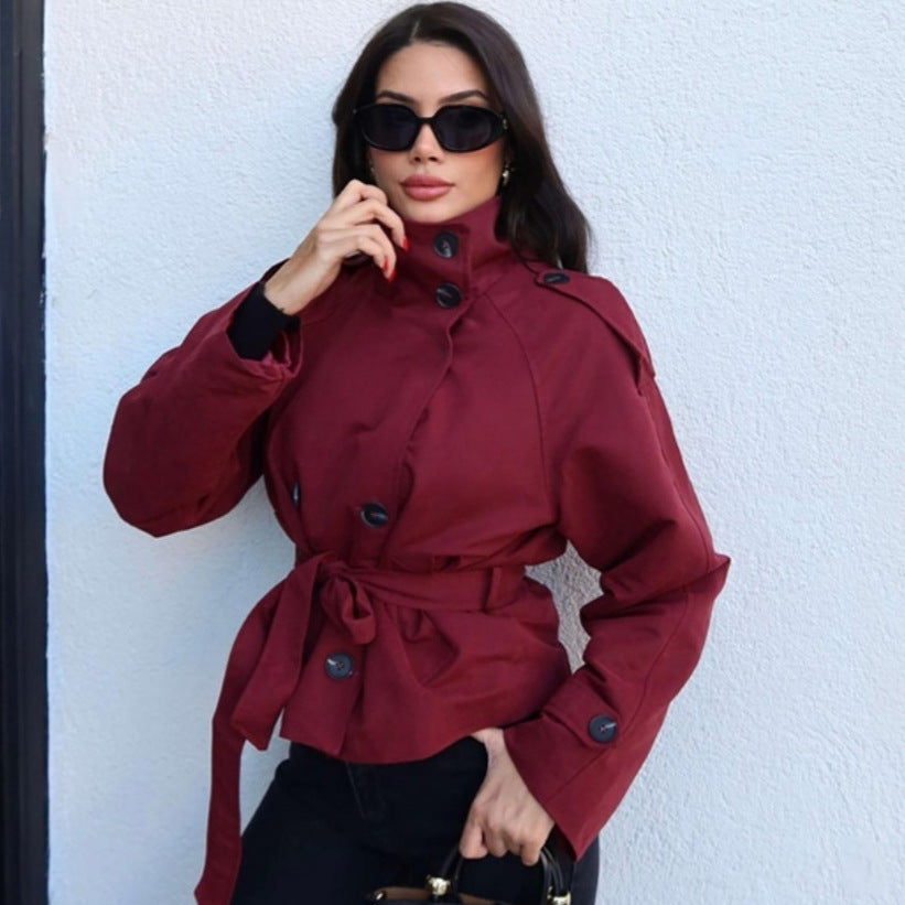 Damen nan kurztaillierte Trenchjacke mit hohem Stehkragen, doppeltreihiger Knopfleiste und taillierbarem Bindegürtel EB