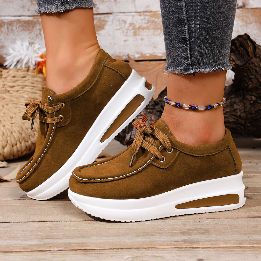 Damen Sneakers mit luxuriösem Wildleder und dezenter Plateau-Sohle EB