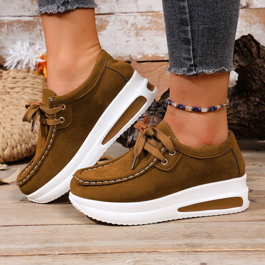 Damen Sneakers mit luxuriösem Wildleder und dezenter Plateau-Sohle EB