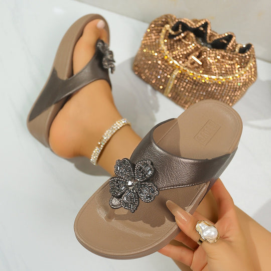 Damen Elegante und bequeme Flip-Flops mit glitzernden Akzenten EB