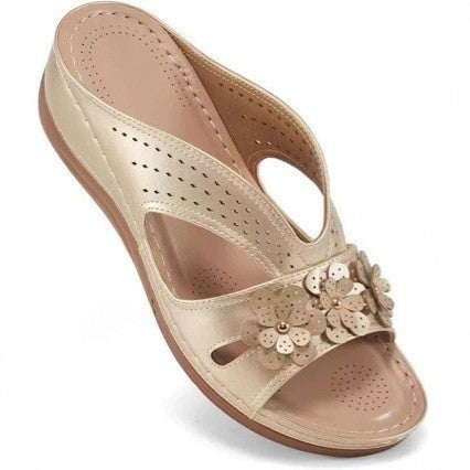 Damen Komfortable Sandaletten mit floralen Verzierungen und ergonomischem Fußbett EB