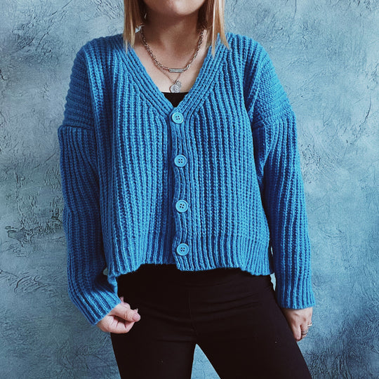 Damen kuschelige Strickjacke mit modernen Knopfdetails und weitem Schnitt EB
