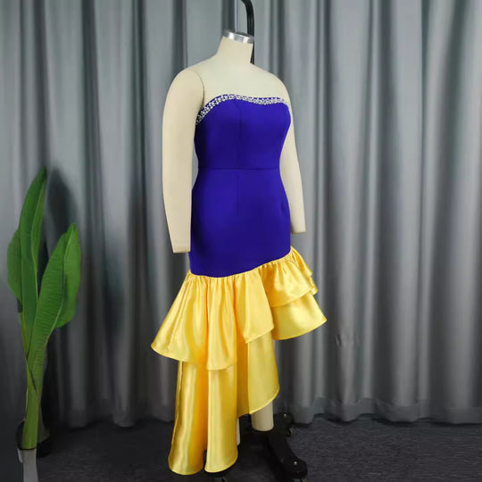 Damen Kleid mit schulterfreiem Design und voluminösem Rüschensaum EB