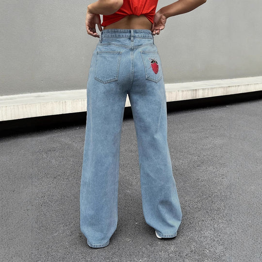 Damen weite Jeanshose mit aufgesticktem Erdbeer-Motiv und hohem Bund EB