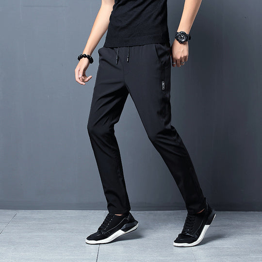 Herren schmal geschnittene Tech-Chino Jogginghose mit elastischem Kordelbund, verdeckten Reißverschlusstaschen und vorgeformten Knien EB