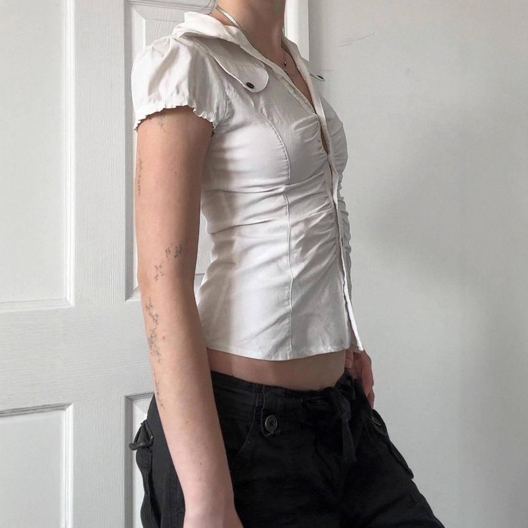 Damen figurbetontes Blusenshirt mit eleganten Rüschendetails und Knopfverschluss EB