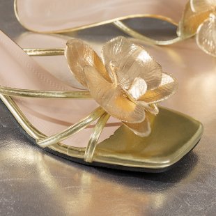 Damen elegante Riemensandaletten mit floralen Applikationen und glänzenden Goldakzenten EB