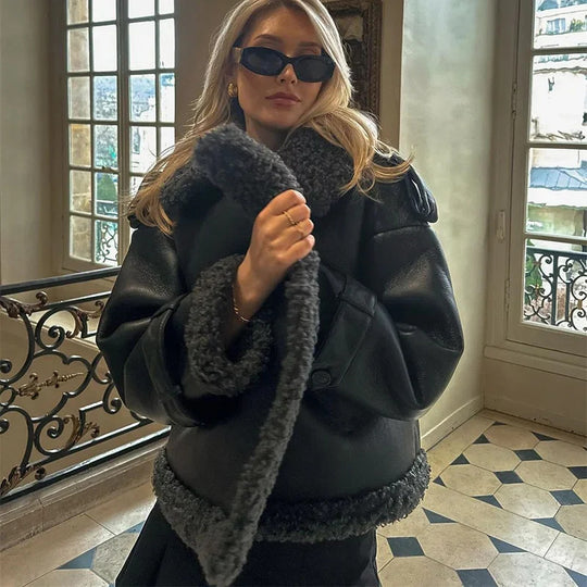 Damen Modische Kunstlederjacke mit kuscheligem Fellkragen und tailliertem Gürtel EB