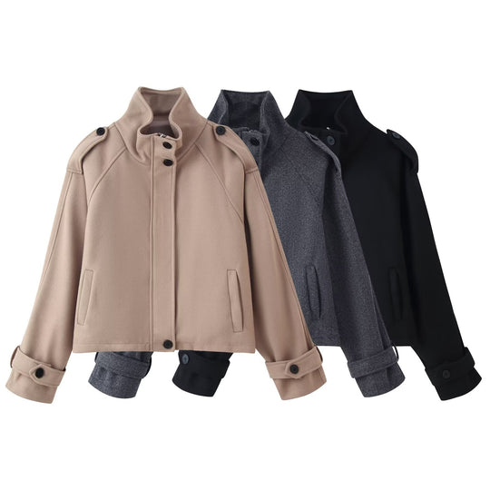 Damen nan kurze Wolljacke mit Stehkragen, Schulterklappen, verdeckter Knopfleiste und verstellbaren Manschetten EB