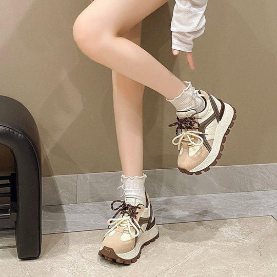 Damen Sportliche Sneakers mit hohem Plateau und trendiger Schnürung EB