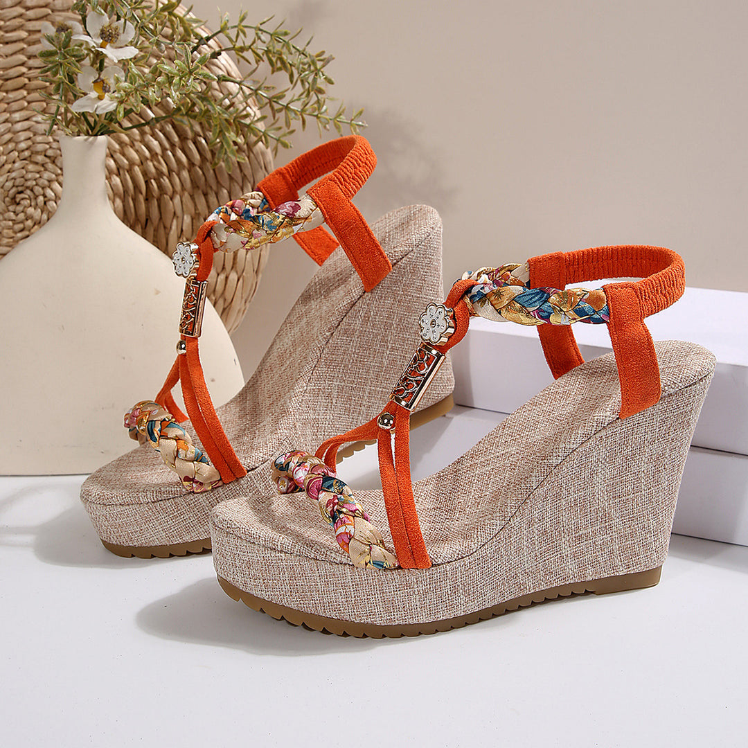 Damen Wedge-Sandalen mit geflochtenem Riemen und elegantem Schmuckdetail EB