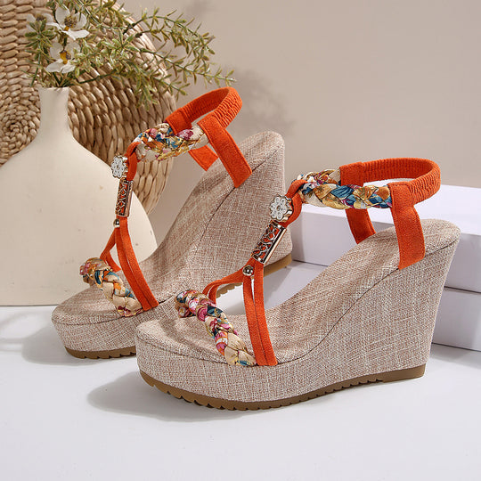 Damen Wedge-Sandalen mit geflochtenem Riemen und elegantem Schmuckdetail EB