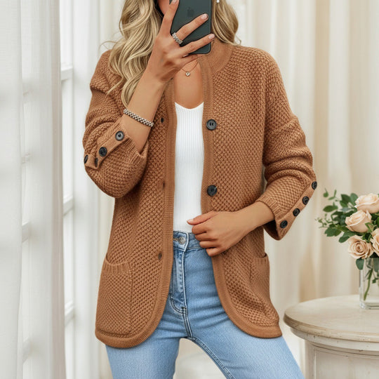 Damen nan strukturierte Oversize-Strickjacke mit dekorativer Ärmel-Knopfleiste und aufgesetzten Tasche EB