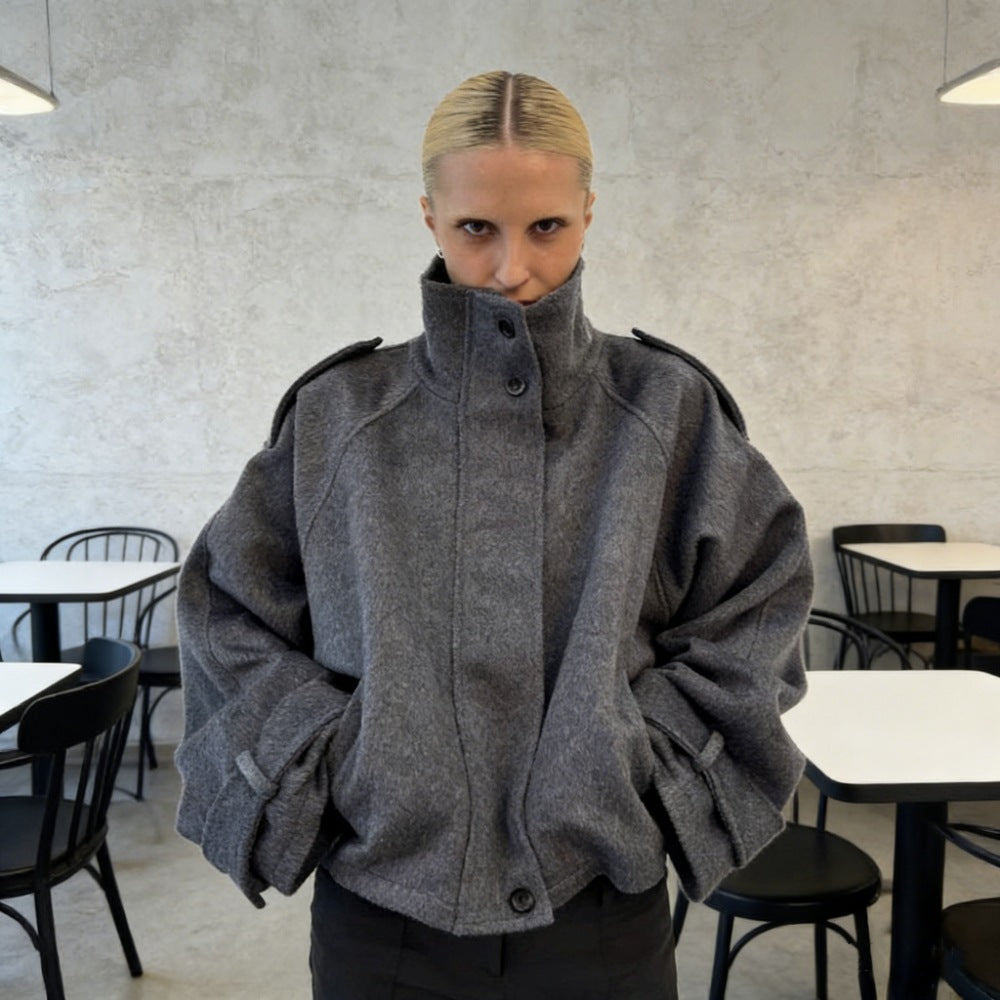 Damen nan kurzer Wollmix-Blouson mit hohem Stehkragen, Schulterpatten und voluminösen Ballonärmeln EB
