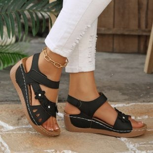 Damen Wedge-Sandalen mit dekorativen Blumenapplikationen und verstellbaren Riemen EB