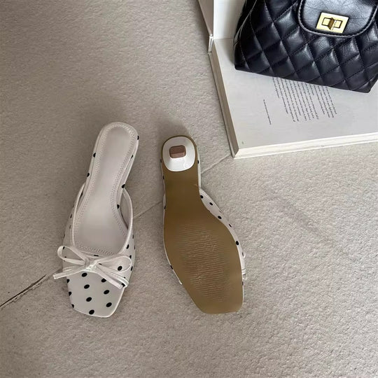 Damen Offene Mules mit dekorativen Punkten und schickem Schleifen-Detail EB