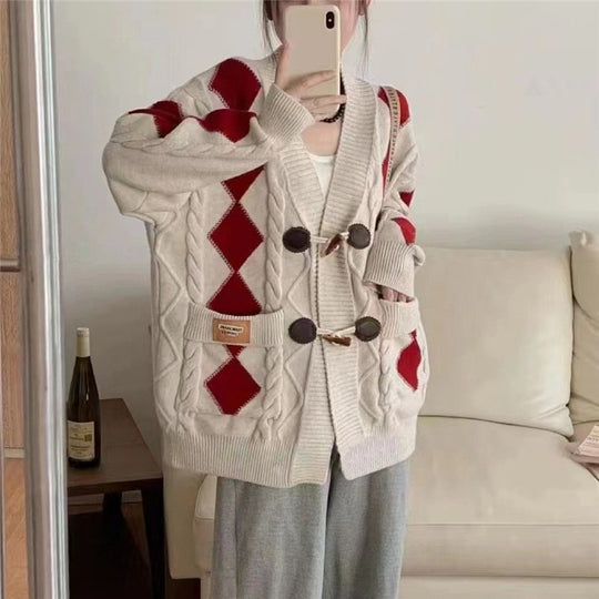 Damen Grob gestrickter Cardigan mit romantischem Rautenmuster und dekorativen Holzknöpfen EB