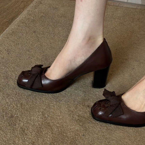 Damen elegante Pumps mit modischer Schleifenapplikation und bequemem Blockabsatz EB