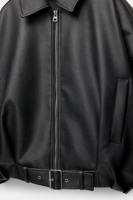 Damen nan kurz geschnittene Kunstlederjacke mit durchgehendem Reißverschluss und taillierendem Gürtel EB