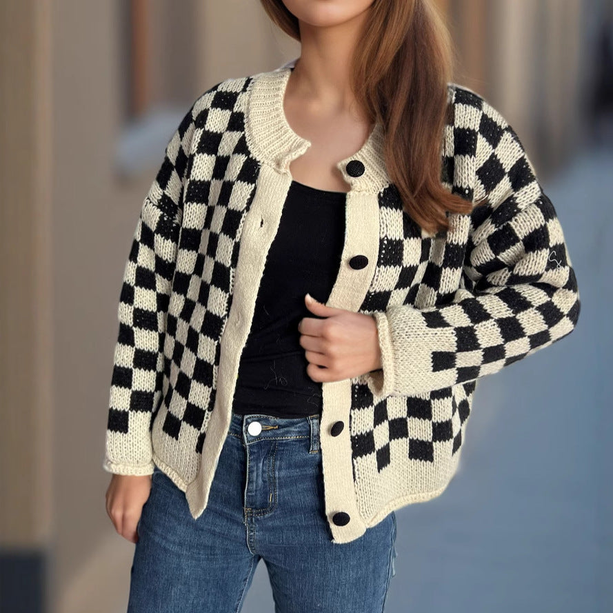 Damen Grobstrickjacke mit modernem Karomuster und praktischen Knopfdetails EB