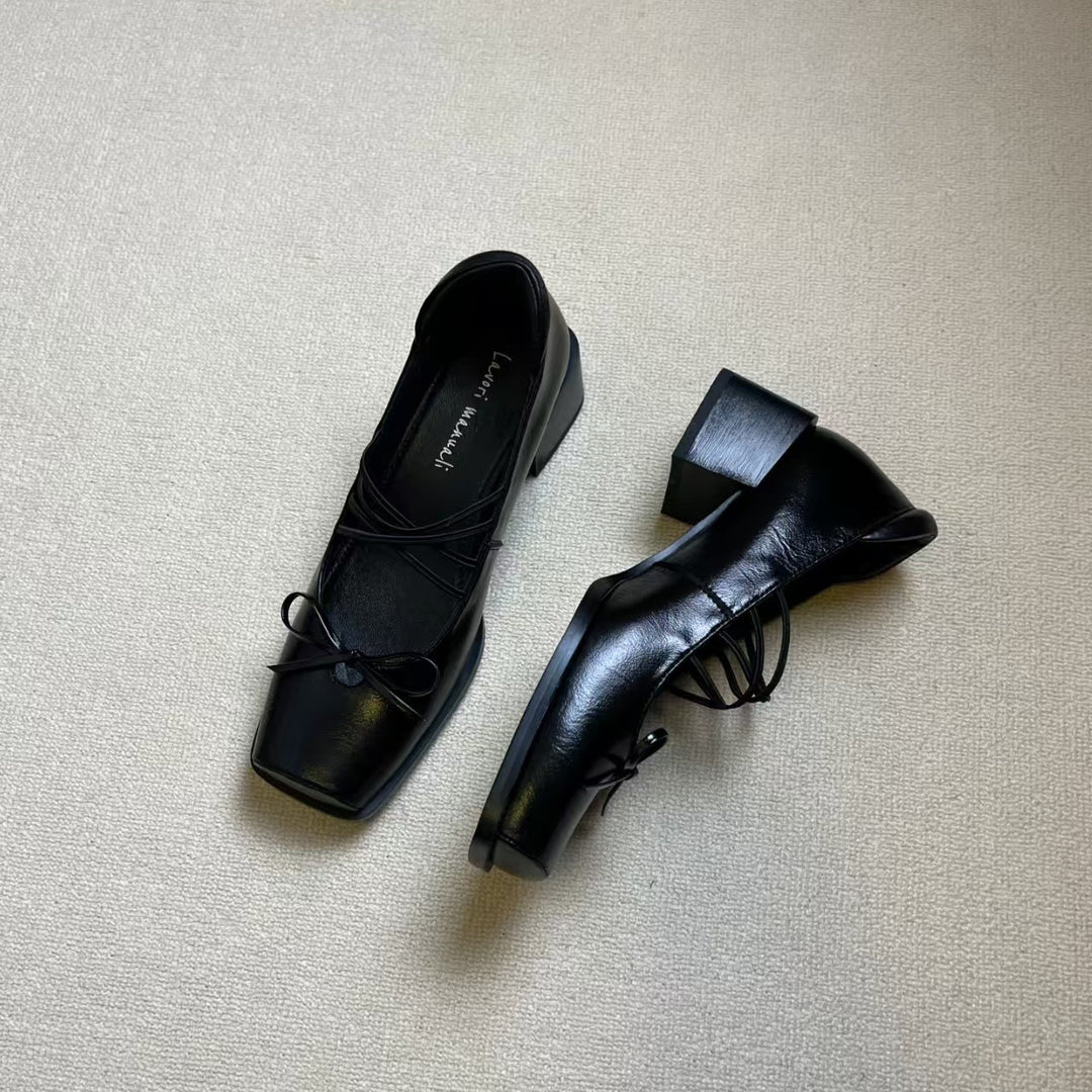 Damen Quadratpumps mit dekorativen Schnürdetails und elegantem Blockabsatz EB