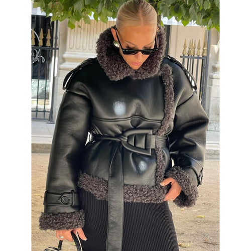 Damen Kunstlederjacke mit teddyähnlicher Innenausstattung und eleganter Gürtelbindung EB