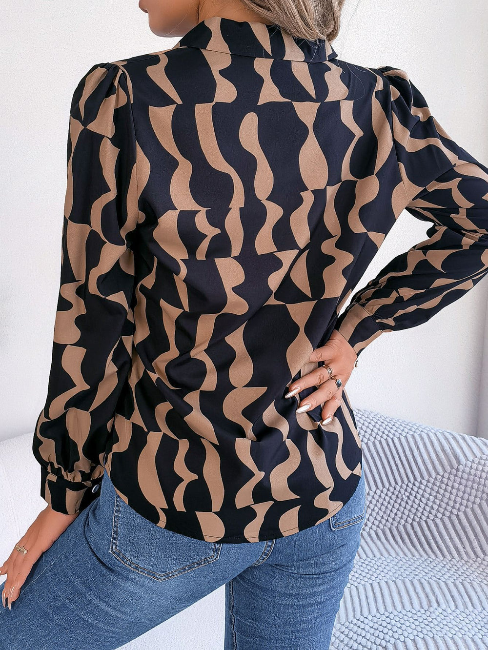 Damen Hemdbluse mit modernem grafischem Muster und eleganter Button-Down-Leiste EB